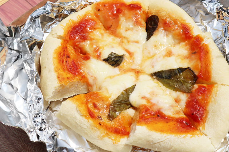 ダッチオーブンでピザ作りに挑戦 レシピやコツを公開