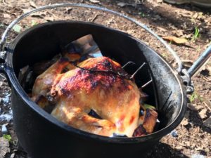 コールマンのダッチオーブンで丸鶏のローストを作る